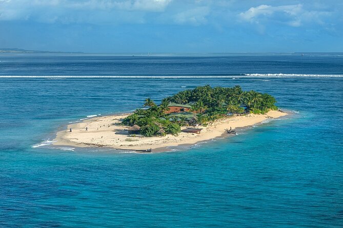 25 minutes Mamanuca Island Tour - Tavarua, the heart-shaped surf island
