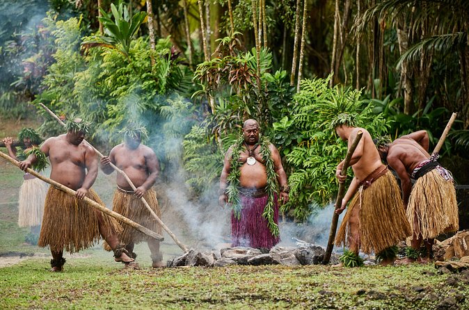 Damodar Arts Village - Spirit of Fiji Tour - Watching mats, carvings, and handmade objects take shape