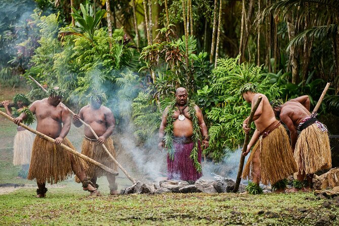 Damodar Arts Village - Spirit of Fiji Tour - Walking past the tallest bure in the world