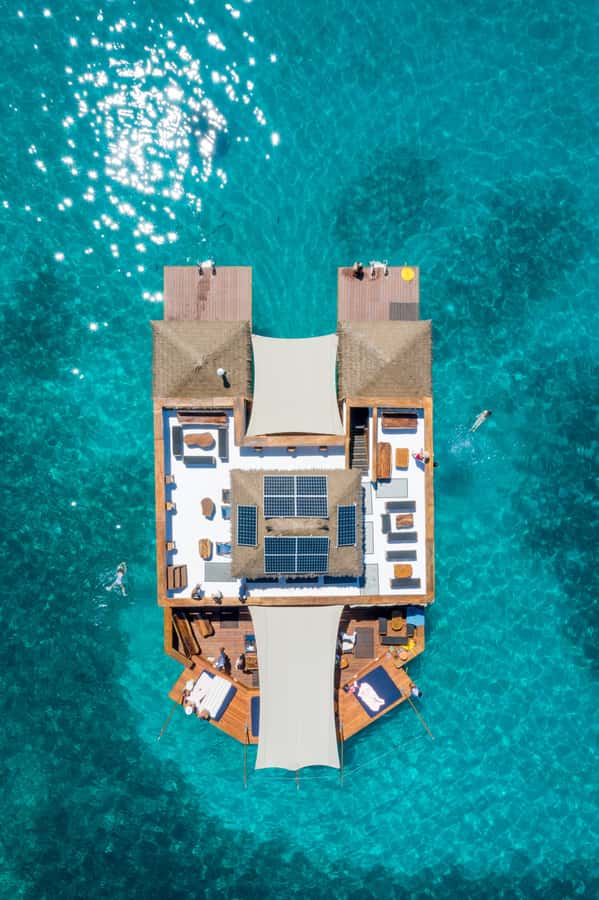 Fiji: Cloud 9 Floating Bar and Pizzeria Day Trip - The music sets the mood