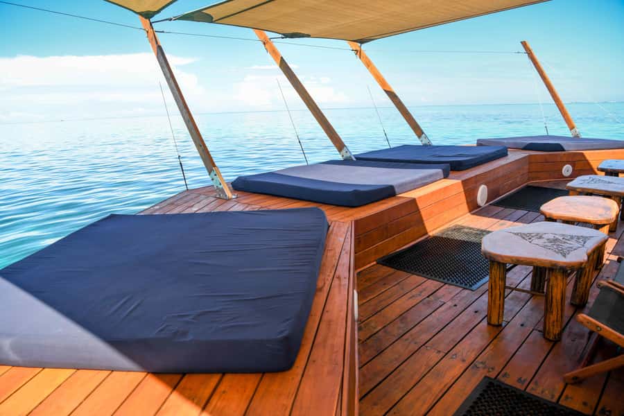 Fiji: Cloud 9 Floating Bar and Pizzeria Day Trip - Staff and service on board