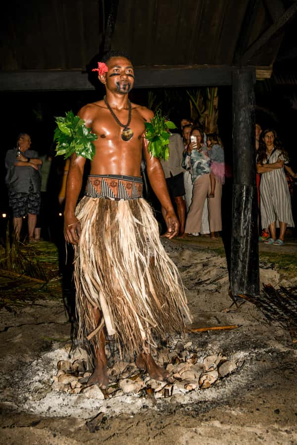Fiji: Sunset Cruise with Dinner and Fire Show - Opening the lovo and filling your plate