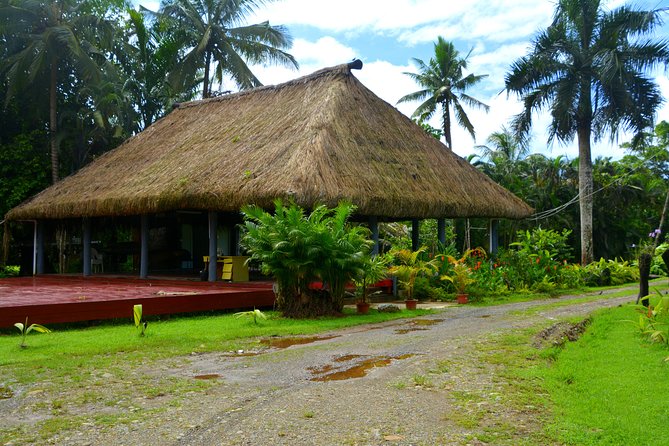 Kiara Package tour - The 50-foot Bure Kalou gives the visit its strongest image