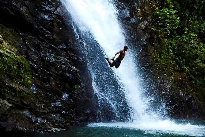 Private Tour Biausevu Waterfall and Fijian Village Experience - Lunch and shopping at Baravi Handcrafts & Cafe